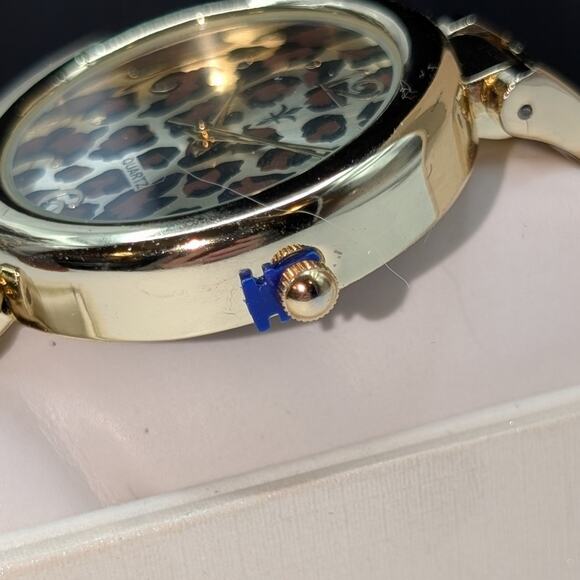 Cato Leopard NWT Hinged Gold Tone Bangle Bracelet Watch - Picture 3 of 6